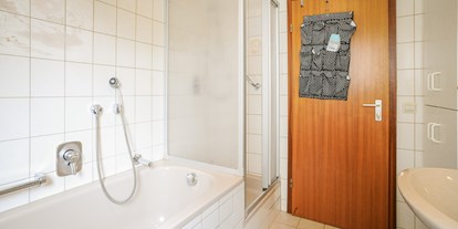 Monteurwohnung - PLZ 70329 (Deutschland) - Dusche und Wanne - Ferienwohnung Klenk 3