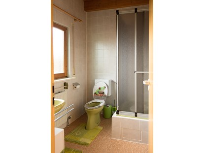 Monteurwohnung - PLZ 70192 (Deutschland) - Badezimmer mit Dusche und WC - Haus Feldblick Neubulach