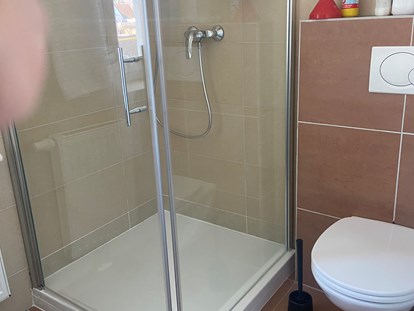 Monteurwohnung - Österreich - Badezimmer mit Dusche und WC - Zimmer/Apartments für Monteure 9020 Klagenfurt