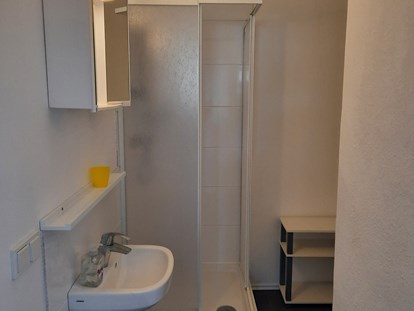 Monteurwohnung - Zimmertyp: Mehrbettzimmer - Niedersachsen - Badezimmer mit Dusche - Kleen-Monteurzimmer Einbeck/Northeim