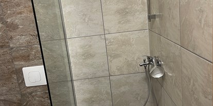 Monteurwohnung - Art der Unterkunft: Pension - Franken - Badezimmer mit Dusche und WC - SA Hotel Monteurzimmer 