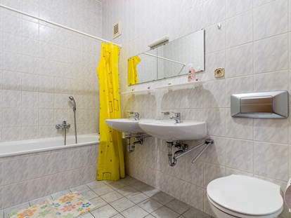 Monteurwohnung - Badezimmer: eigenes Bad - EINZELBETTEN KÜCHE WASCHMASCHINE BAD IN CHEMNITZ GÜNSTIG