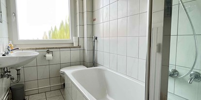 Monteurwohnung - Schwandorf - Badezimmer - Smarte Monteurwohnung mit Balkon (SAD152)