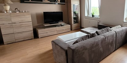 Monteurwohnung - Schwandorf - Wohnzimmer mit ausziehbarer Schlafcouch,  für 2 Personen  - Monteurwohnung/Ferienwohnung Melanie 