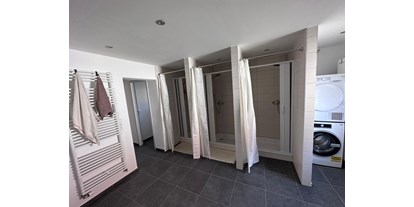 Monteurwohnung - Art der Unterkunft: Gästehaus - Region Schwaben - Badezimmer 3 Duschen, Waschmaschine und Trockner zur freien Nutzung  - Haus am Krähenbach