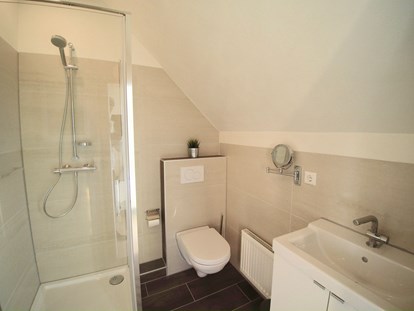 Monteurwohnung - Badezimmer: eigenes Bad - Bad mit Dusche, Badewanne und WC - Pension Heimat