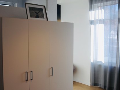 Monteurwohnung - Badezimmer: eigenes Bad - Kleiderschrank - Pension Heimat