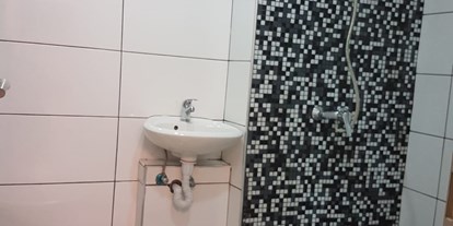 Monteurwohnung - Stuttgart - Badezimmer mit Dusche - Wohnstüble 13