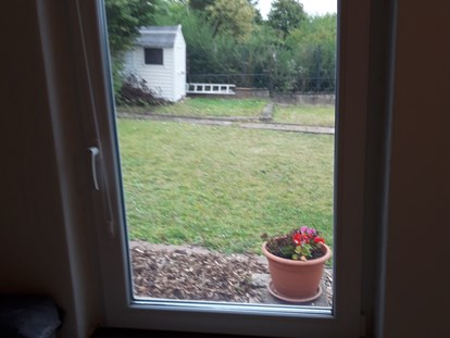 Monteurwohnung - Worms - Blick in den sehr ruig gelegenen Garten mit Sitzgelegenheit nicht im Bild. - Zimmer und Ferienwohnungen Spiess