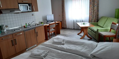 Monteurwohnung - Region Schwerin - Wohnbeispiel Mehrbettzimmer mit Küchenzeile - Pension Landidylle