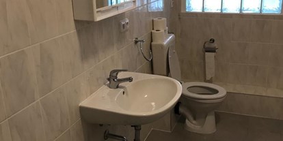 Monteurwohnung - Einzelbetten - Hannover - Tageslichtbad mit Spiegel und WC - Pension Dreilinden