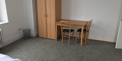 Monteurwohnung - Einzelbetten - Hannover - Kleiderschrank und Sitzgelegenheiten - Pension Dreilinden
