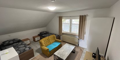 Monteurwohnung - PLZ 30629 (Deutschland) - Zimmer 2 / Zweibettzimmer mit 2 Einzelbetten, Couch, Couchtisch und TV. - Monteurzimmer Ferienwohnung Mehrum 