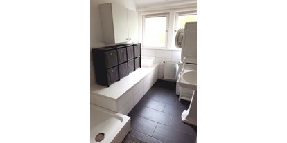 Monteurwohnung - Baiersbronn - Bad mit Waschmaschine und Trockner - Business Apartment Aida, 6 Personen, Einzelbetten