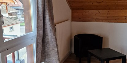 Monteurwohnung - Bettwäsche: Bettwäsche inklusive - Schweiz - Grosses Zimmer mit eigenem Bad und Balkon in Schüpbach