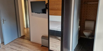 Monteurwohnung - Zimmertyp: Einzelzimmer - Schweiz - Grosses Zimmer mit eigenem Bad und Balkon in Schüpbach