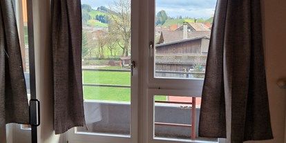 Monteurwohnung - Art der Unterkunft: Apartment - Schweiz - Grosses Zimmer mit eigenem Bad und Balkon in Schüpbach