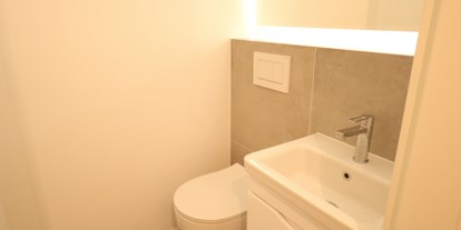 Monteurwohnung - Badezimmer: Gemeinschaftsbad - Gäste-WC - Sanierte 4-Zimmer Monteurwohnung 2-8 Personen 