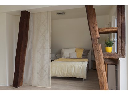Monteurwohnung - Einzelbetten - Hessen - Dachgeschosswohnung Wohnschlafzimmer - Monteurzimmer in Bad Homburg/Kirdorf