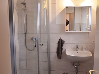 Monteurwohnung - Badezimmer: Gemeinschaftsbad - Hessen - Dusche - Gästezimmer-Michelstadt