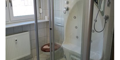 Monteurwohnung - Badezimmer: eigenes Bad - Nürnberg - DG Wohnung mit 4 Betten in 91077 Neunkirchen am Brand