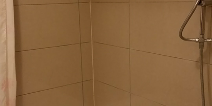 Monteurwohnung - Muggensturm - Badewanne mit Duschfunktion im Badezimmer - Monteurwohnung Rastatt