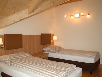 Monteurwohnung - Wallersee - Schlafzimmer, Betten vorwiegend teilbar - Villa-Wallersee