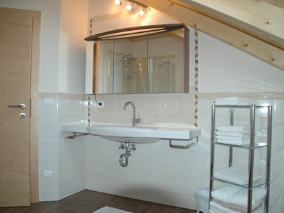 Monteurwohnung - Wallersee - Badezimmer mit Dusche - Villa-Wallersee