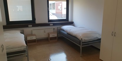 Monteurwohnung - Neunkirchen am Brand - Zwei Betten Zimmer 
Für zwei Personen 
Ca.14.5 m2
WC im Flur 2m  - Ahmet Cavus