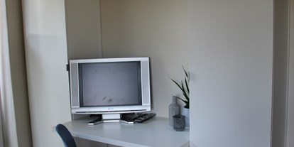 Monteurwohnung - Lingen - Fernseher, Schreibtisch und Kleiderschränke im Schlafzimmer - Ferienhaus "NaturPur"