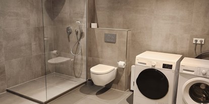 Monteurwohnung - Köln, Bonn, Eifel ... - Badezimmer mit Waschmaschine und Trockner - auszeit appartements & rooms