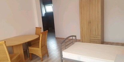 Monteurwohnung - Art der Unterkunft: Gästehaus - Nordrhein-Westfalen - Einzelbett mit Esstisch und Stühlen - Dema