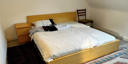Monteurwohnung - PLZ 30629 (Deutschland) - Schlafzimmer mit Doppelbett - 3-Zimmer-Wohnung mit Balkon in Wedemark