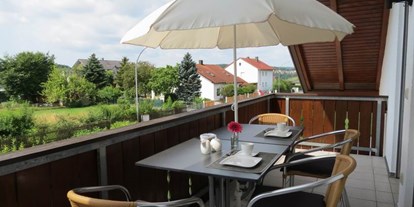 Monteurwohnung - Altmannstein - Ferienwohnung 1 : Balkon mit 2 Tischen und 4 Stühlen - Ferienwohnungen Liebl im Altmühltal