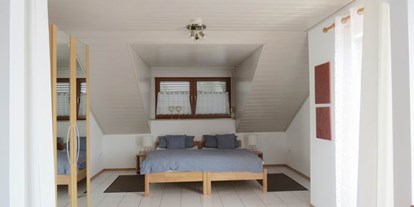 Monteurwohnung - Altmannstein - 1 Doppelzimmer mit zwei Einzelbetten, die bei Bedarf auch getrennt gestellt werden können - Ferienwohnungen Liebl im Altmühltal