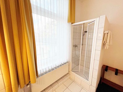 Monteurwohnung - Badezimmer: Gemeinschaftsbad - Deutschland - Dusche, HomeRent Unterkunft in Köln - HomeRent in Köln
