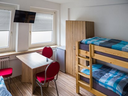 Monteurwohnung - Bettwäsche: Bettwäsche inklusive - Hamburg - Geräumige Mehrbettzimmer mit eigenem Kühlschrank - MONTEURZIMMER IN HAMBURG UND UMGEBUNG!!!!