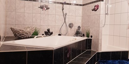 Monteurwohnung - PLZ 60438 (Deutschland) - Badezimmer (Tageslicht) mit Dusche und Badewanne, Waschmaschine - Monteurunterkunft für bis zu 5 Personen