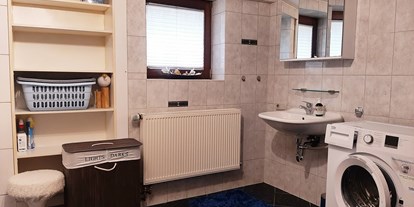 Monteurwohnung - Karben - Badezimmer (Tageslicht) mit Dusche und Badewanne, Waschmaschine - Monteurunterkunft für bis zu 5 Personen