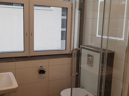 Monteurwohnung - Badezimmer: eigenes Bad - Badezimmer Apartment 4 - DONAU HOME