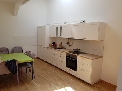 Monteurwohnung - Badezimmer: Gemeinschaftsbad - Region Schwaben - Küche und Essbereich in Ferienwohnung  - DONAU HOME