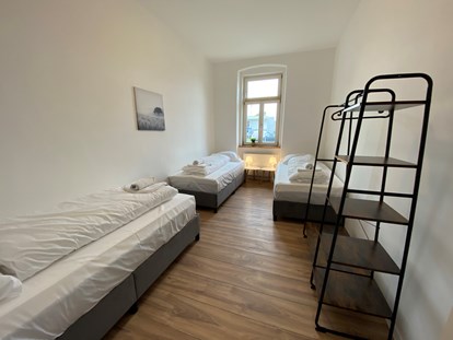 Monteurwohnung - Kühlschrank - Zimmeransicht - Monteurwohnungen in Klagenfurt am Wörthersee