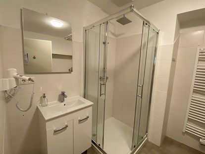 Monteurwohnung - Badezimmer: eigenes Bad - vollausgestattetes Badezimmer mit Föhn und Dusche sowie Waschmaschine - Monteurwohnungen in Klagenfurt am Wörthersee