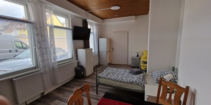 Monteurwohnung - Zimmertyp: Mehrbettzimmer - Mannheim - 3xBetttzimmer mit 3 x Kleiderschrank, Esstisch, 2 x Kühlschrank und TV - Unterkunft Kobex