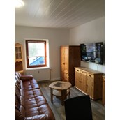 Monteurwohnung: Wohnzimmer mit Smart TV und Sitzecke - Monteurzimmer Sülzetal/ Magdeburg