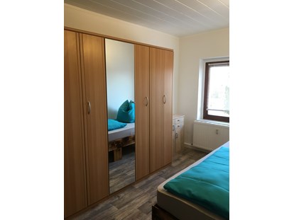 Monteurwohnung - Badezimmer: eigenes Bad - Schlafzimmer Nr. 1 - Monteurzimmer Sülzetal/ Magdeburg