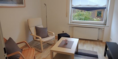 Monteurwohnung - PLZ 35708 (Deutschland) - Wohnraum, bestehend aus zwei Sesseln, Couchtisch, Hocker, TV-Schrank mit TV. - Monteur-Apartment