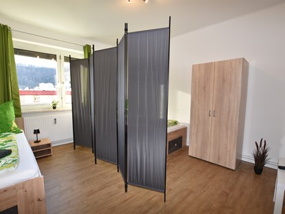 Monteurwohnung - Bettwäsche: Bettwäsche inklusive - Österreich - 2 Einzelbetten mit Sichtschutz - Hammermäßige Wohnung
