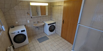 Monteurwohnung - Lingen - Bad mit Waschmaschine und Trockner Obergeschoss  - Monteurunterkunft Lingen-Brögbern 
