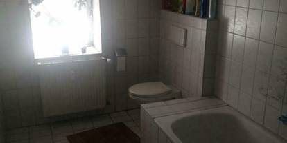 Monteurwohnung - Bettwäsche: keine Bettwäsche - Ingolstadt - Badezimmer mit Wanne und Dusche - Am-Mailinger-Moos Ingolstadt